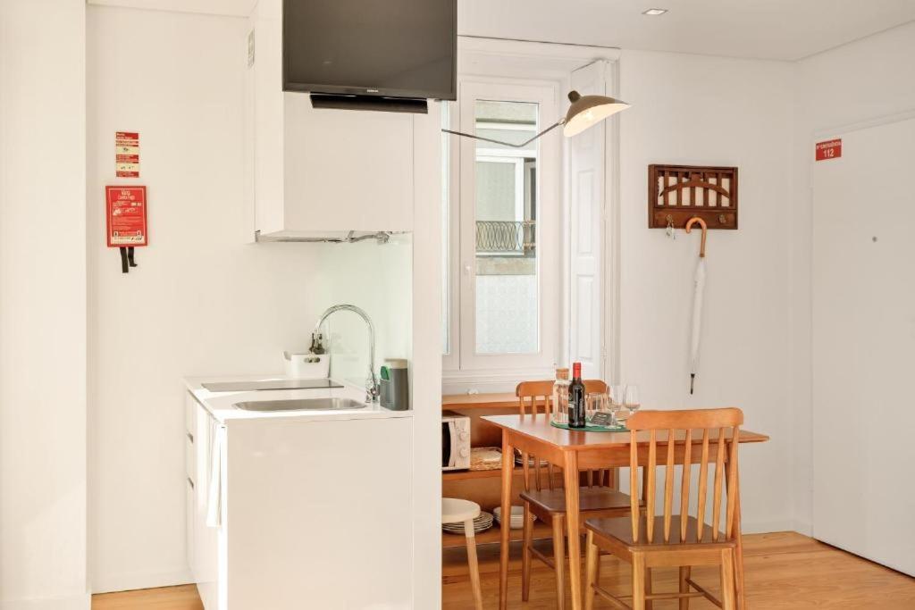 Host Wise - Lovely Shinny Flats With Balcony - Clerigos Porto Kültér fotó